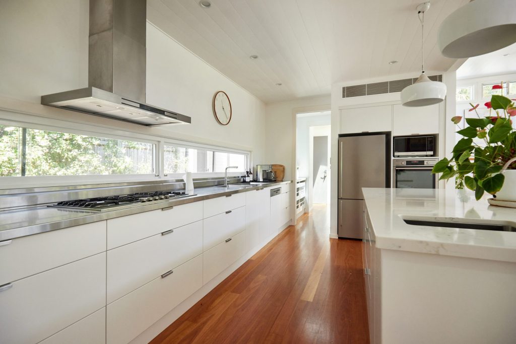 Flat Pack vs Custom Kitchens: Pros, Cons & Real Cost Comparison